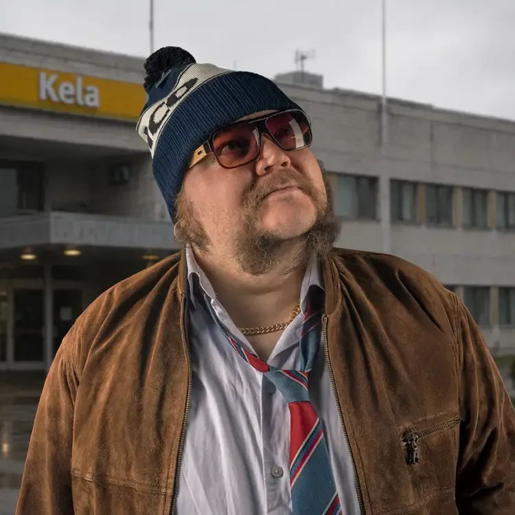 Raimo Kelan toimiston edessä pipo päässä