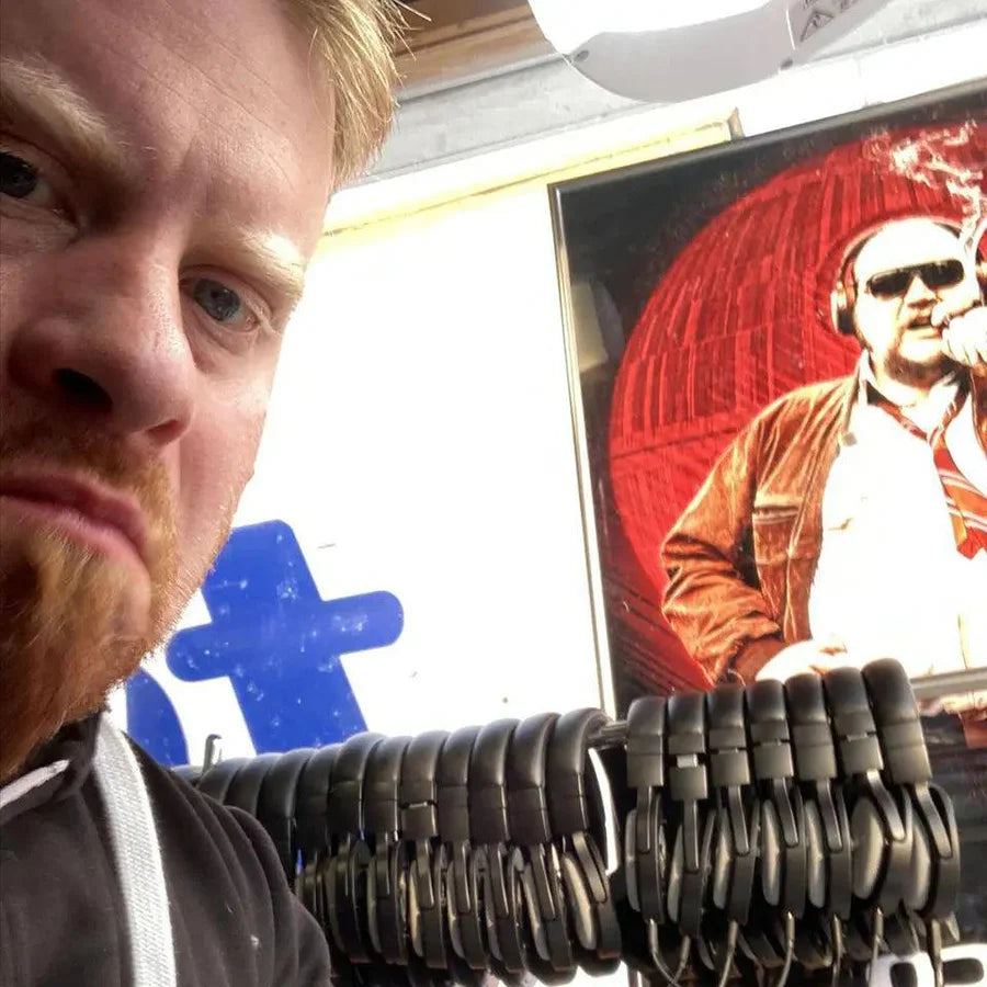 Takuuhuollettuja Valco-kuulokkeita rivissä huollon hyllyssä