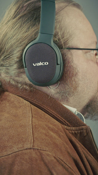 The interchangeable cover on Valco VMK25.2 headphones changes from black to red.
